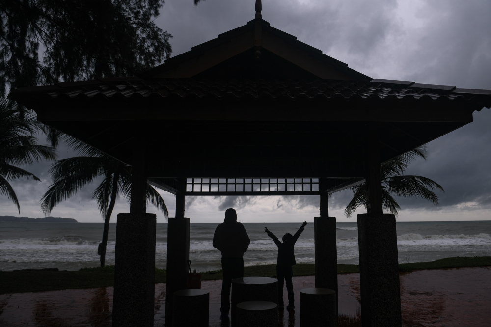 The Malaysian Meteorological Department today issued a warning on thunderstorms, heavy rain, and strong winds in several states.  — Bernama pic