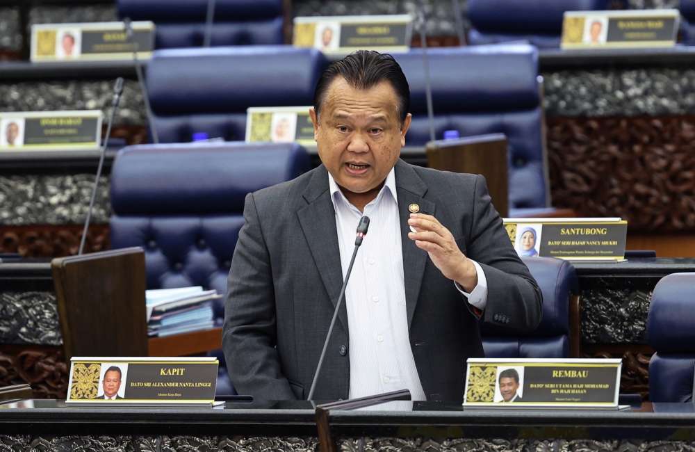 Works Minister Datuk Alexander Nanta Linggi held a meeting and discussion with the top management of Salik Company PJSC and reviewed the implementation of the Multi-Lane Free Flow electronic toll system at one of the toll gantries in Dubai, the United Arab Emirates today. — Bernama pic