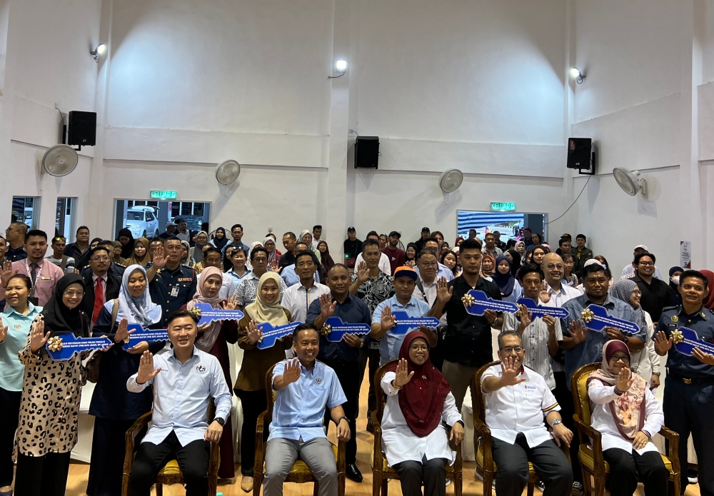 Deputy Minister of Housing and Local Government Datuk Aiman ​​Athirah Sabu (seated, 3rd right) poses for a photo at the Sentuhan Kasih KPKT Labuan presentation of keys to recipients of the Program Residensi Rakyat (PRR) Batu Arang September 17, 2024. — Bernama pic