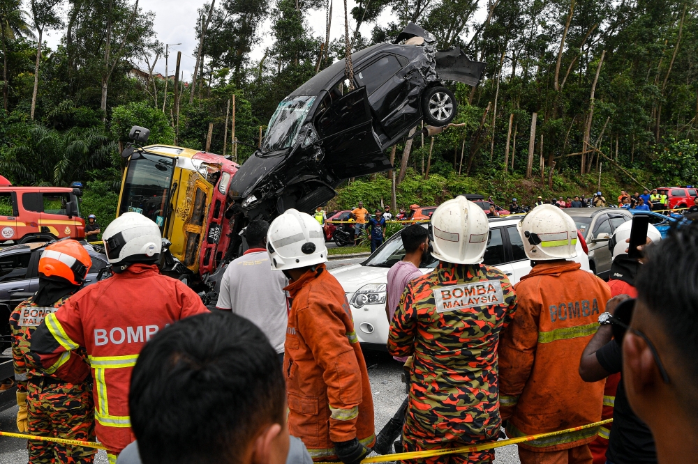 A man was killed, a woman was seriously injured and two others were hurt following an accident involving 10 vehicles, including two lorries carrying stones, at Lingkaran Tengah Seremban near a Caltex petrol station today. — Bernama pic