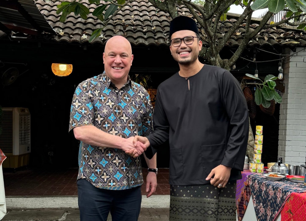Khairul Aming with New Zealand Prime Minister Christopher Luxon. — Picture from X/khairulaming