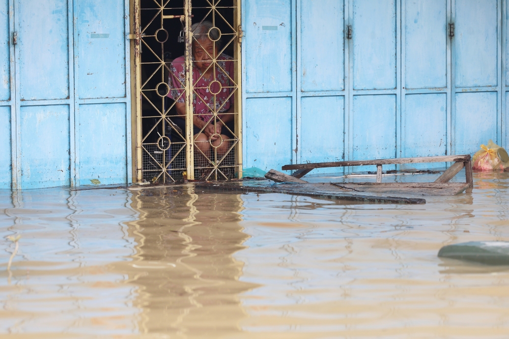 An elderly resident gazes pensively as floodwaters begin to rise inside their home during a flood survey around Alor Setar, September 19, 2024. — Bernama pic 