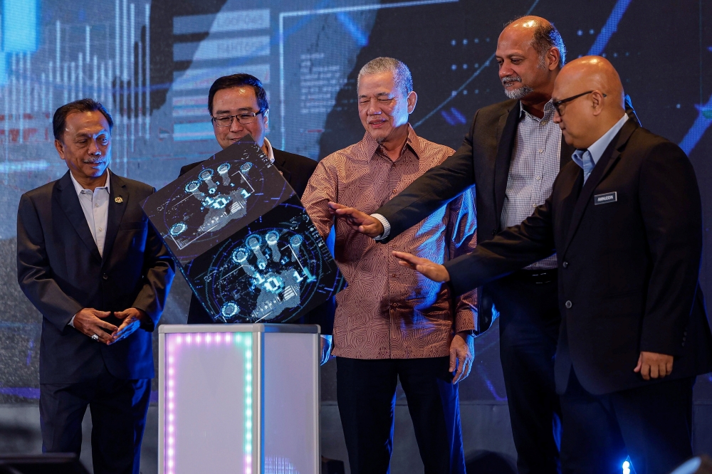 Deputy Prime Minister Datuk Seri Fadillah Yusof with (from left) Deputy Minister of Science, Technology, and Innovation Datuk Mohammad Yusof Apdal, Minister of Science, Technology, and Innovation Chang Lih Kang, Digital Minister Gobind Singh Deo, and Ministry of Science, Technology, and Innovation secretary-general Datuk Aminuddin Hassim perform a gimmick at the launch of the National Guidelines on Artificial Intelligence Governance and Ethics in Putrajaya, September 20, 2024. — Bernama pic 