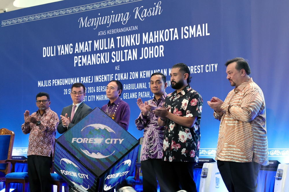 Johor Regent Tunku Ismail Sultan Ibrahim officiated the ceremonial launch of the Special Financial Zone Tax Incentive Package at Forest City, accompanied by Second Finance Minister Datuk Seri Amir Hamzah Azizan (right) and Johor Menteri Besar Datuk Onn Hafiz Ghazi in Iskandar Puteri, September 20, 2024. — Bernama pic 
