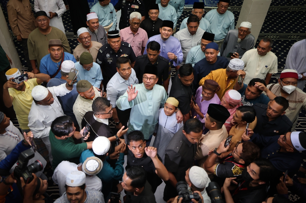 ‘Who said closed?’ PM Anwar confirms monitoring e-hailing driver ...