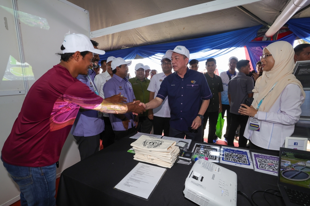Deputy Prime Minister Datuk Seri Fadillah Yusof greets an exhibitor during the National World Rivers Day Celebration at Sungai Tebrau in Johor Baru on September 21, 2024. — Bernama pic