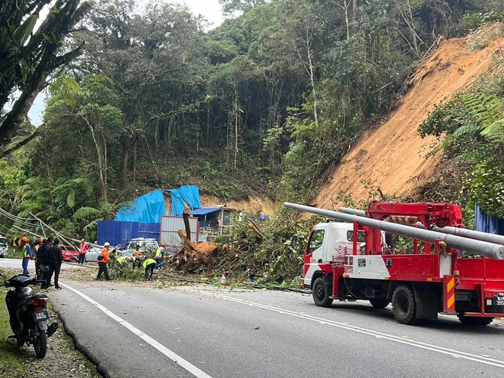  A landslide was reported to have occurred at KM67 Jalan Besar Brinchang, near Agro Market, Cameron Highlands, today. — Picture via Facebook/Ho Chi Yang 何子扬