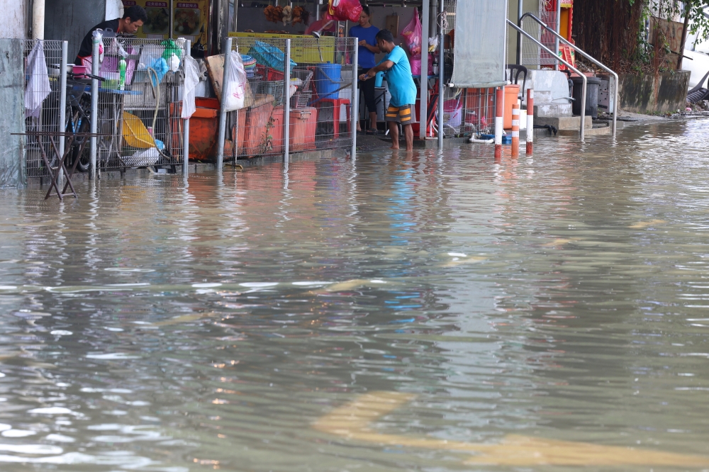 The number of flood victims in Kedah has risen to 8,898 people from 2,871 families as of 8am today, up from 8,066 people reported last night. — Bernama pic