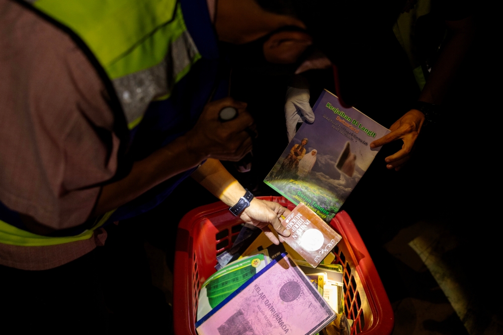 Police seized several pamphlets suspected to contradict Islamic teachings and contain superstitious beliefs during a massive raid across peninsular Malaysia. — Bernama pic
