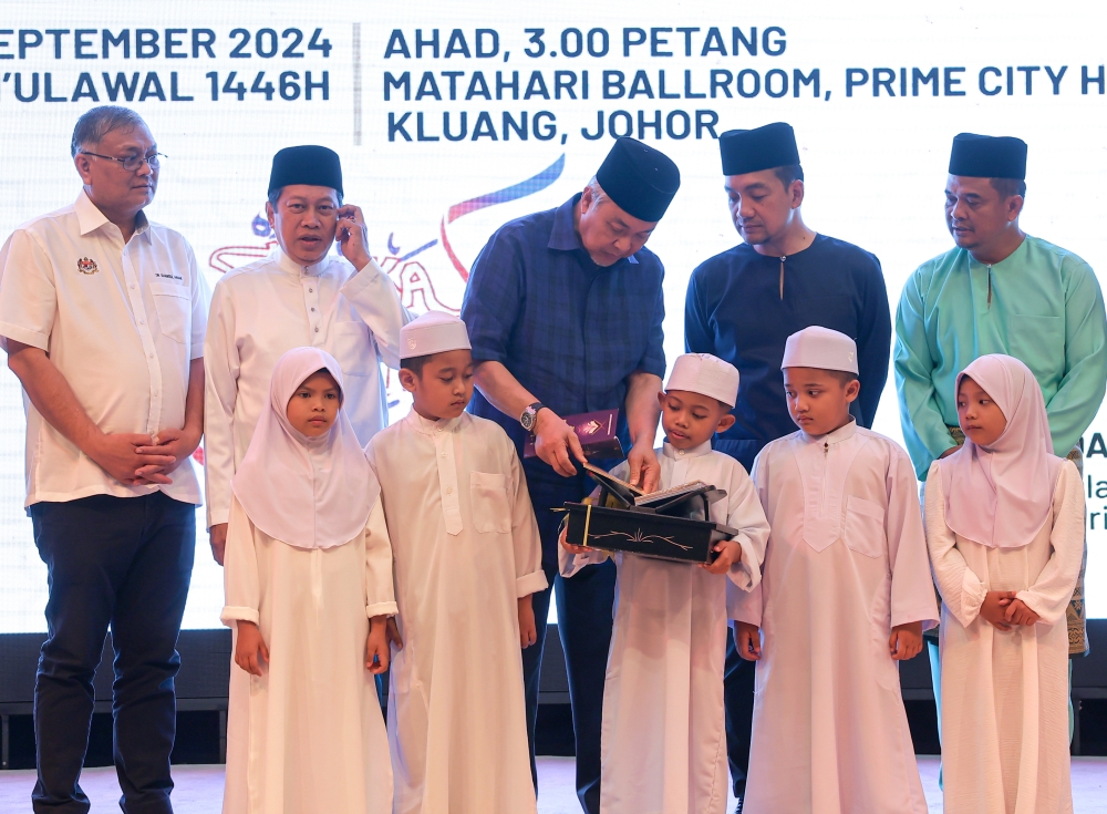 Deputy Prime Minister Datuk Seri Ahmad Zahid Hamidi, Johor Menteri Besar Datuk Onn Hafiz Ghazi (2nd right) and Deputy Works Minister Datuk Seri Ahmad Maslan (2nd left) attend the launch of the Pre-Tahfiz Programme of the Johor Department of Community Development in Kluang September 22, 2024. — Bernama pic
