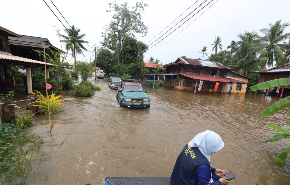A general view of the area which is still flooded around Alor Melintang, near Sungai Baru, Alor Setar September 22, 2024. — Bernama pic