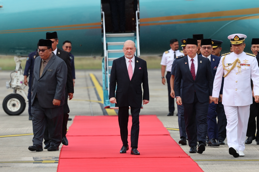 His Majesty Sultan Ibrahim returns home after a State Visit to China for four days. — Bernama pic