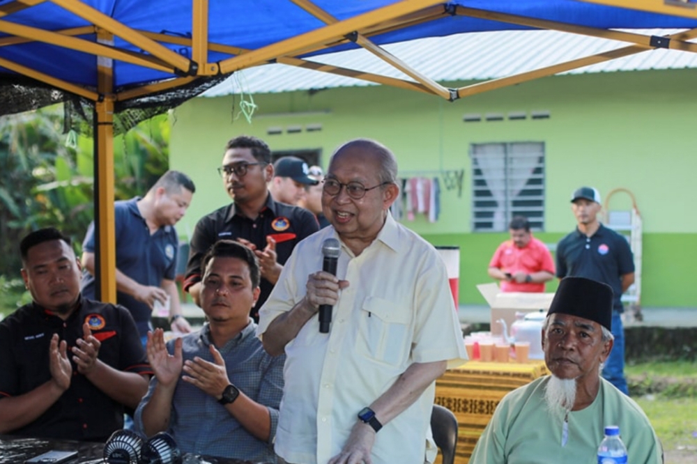 Tan Sri Tengku Razaleigh Hamzah speaking at a dialogue with the National Silat Federation (Pesaka) in Kluang, September 22, 2024. — Picture from Facebook/Syed Hussien Abdullah