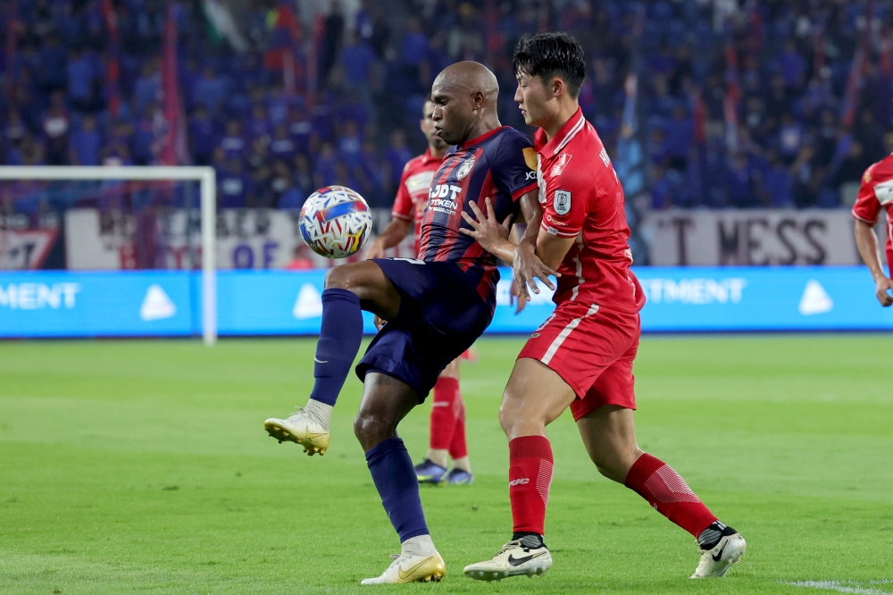 JDT player Heberty Fernandes De Andrade (left) is challenged by Kelantan Darul Naim FC player Kim Likwan (right) during the Super League match at Sultan Ibrahim Stadium, September 22, 2024. — Bernama pic