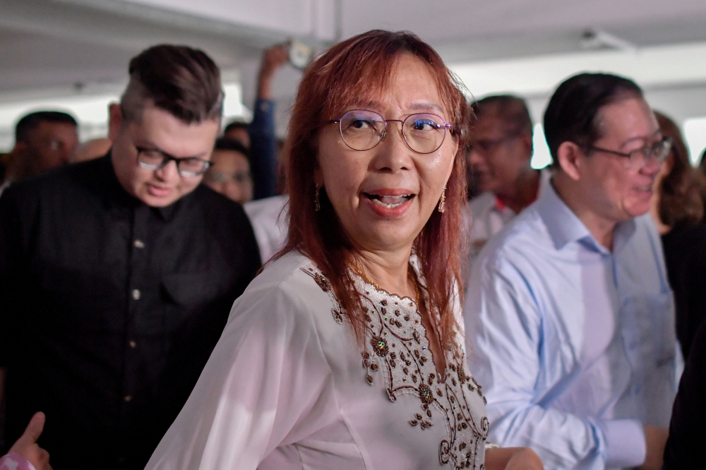 On September 11, Kok sent a legal notice to Akmal demanding RM25 million in damages over his remarks calling her “Nyonya tua” (old Nyonya) and suggesting she should have a non-halal logo placed on her forehead. Seputeh DAP Youth has also filed a police report against Akmal. — Bernama pic