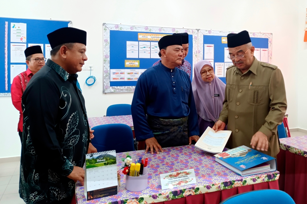 State Education, Higher Education, and Religious Affairs Committee chairman Datuk Rahmad Mariman (in blue) stated that an investigation into the matter confirmed its occurrence, and those involved admitted to the mistake.