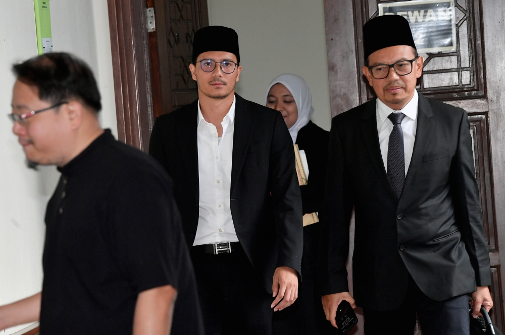 Fattah Amin, whose real name is Abdul Fattah Mohd Amin, 34, along with his syarie lawyer Zulkifli Che Yong, attended the mention of the divorce case filed by his wife, Fazura, 40, before Sharie Judge Abdul Malik Soleh at the Petaling Lower Shariah Court in Subang Bestari today. — Bernama pic