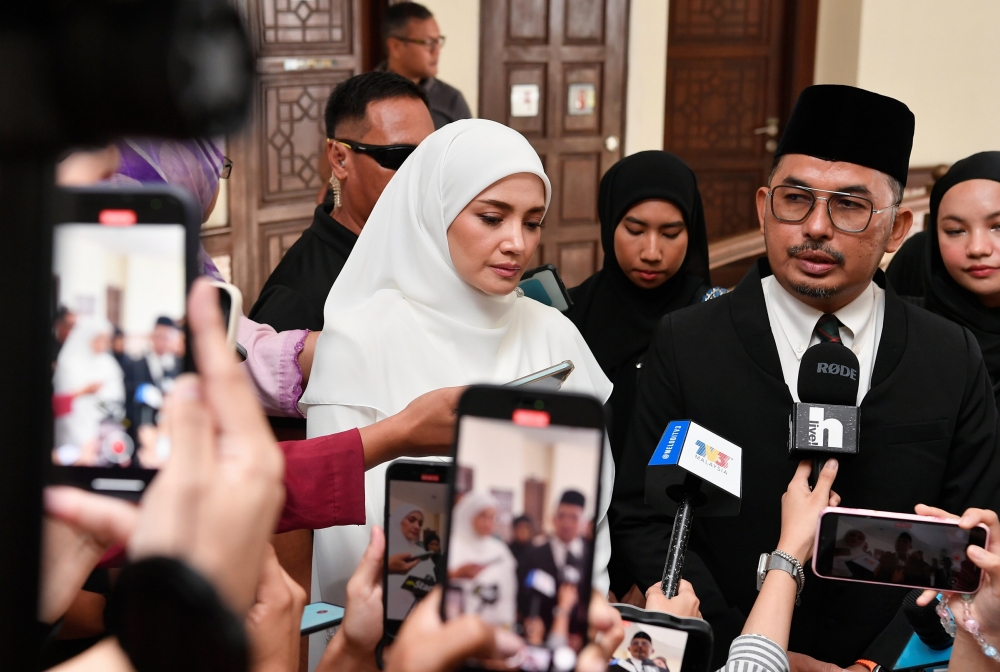 Actress Nur Fazura Sharifuddin, 40, along with her lawyer Fakhrul Azman Abu Hassan, attended the Petaling Lower Shariah Court today for the mention of the divorce application she filed against her husband, who is also an actor, Abdul Fattah Mohd Amin, 34. — Bernama pic