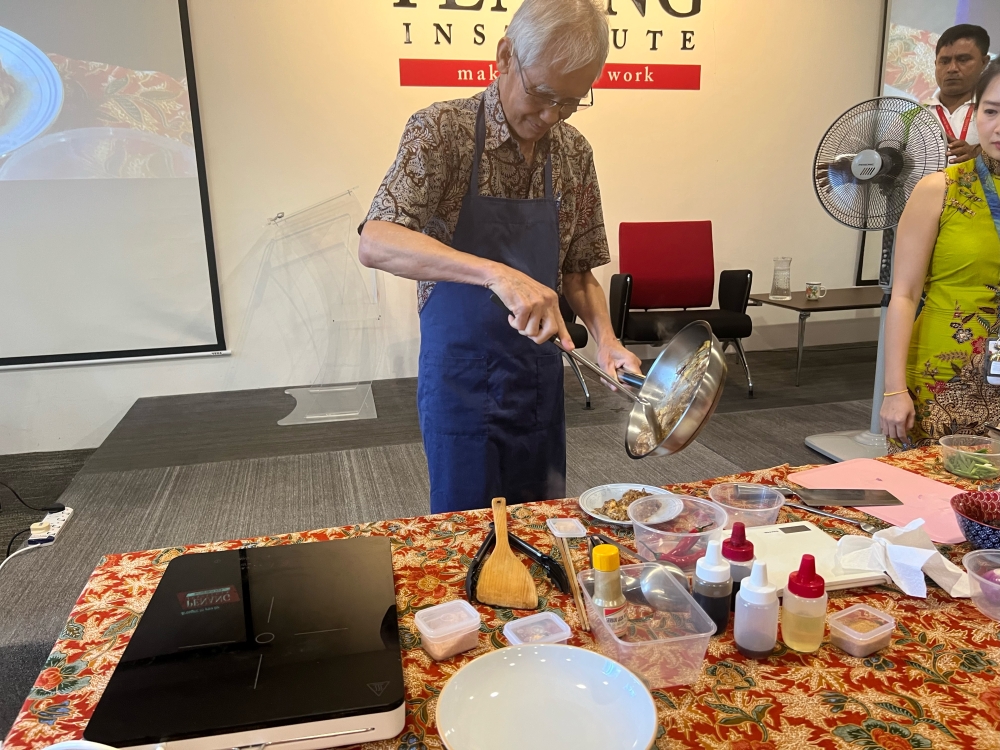 Ong Jin Teong demonstrating how to cook ‘Fu Yong Hai’. — Picture by Opalyn Mok