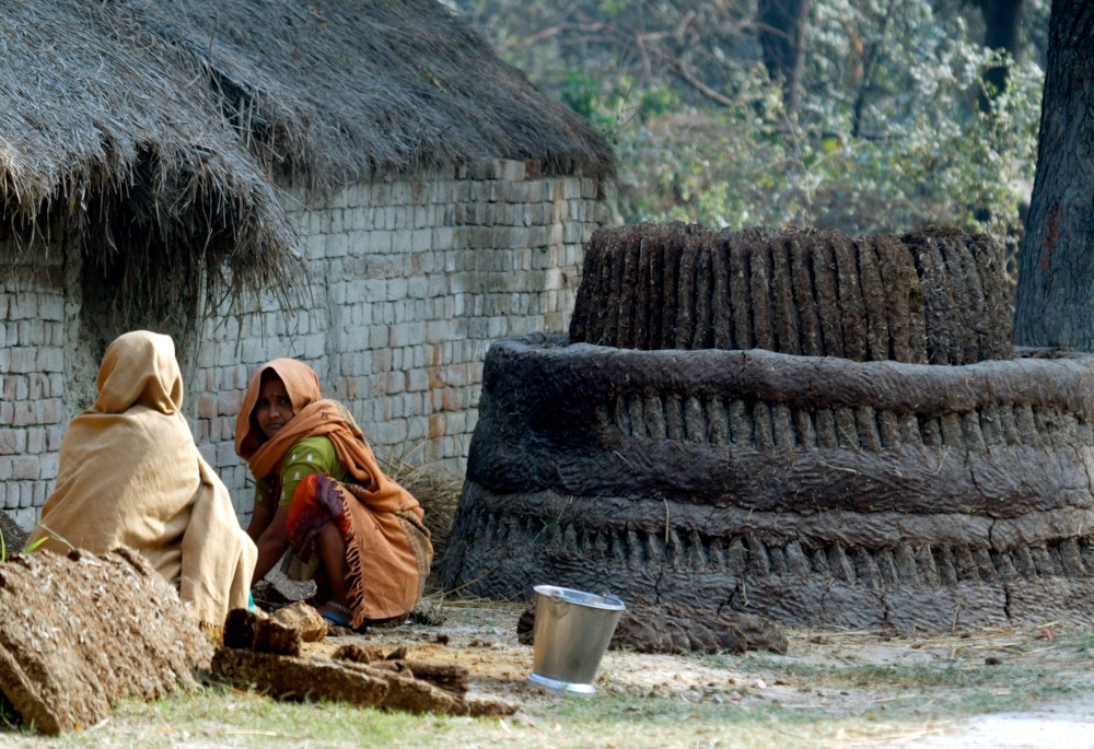 A file photograph shows women working on the outskirts of the northern Indian city of Lucknow January 16, 2008. — Reuters pic
