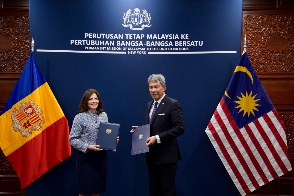 Datuk Seri Mohamad Hasan (right) and Andorra Foreign Minister Imma Tor Faus during the “Exchange of Notes” at the Malaysian Permanent Mission to the United Nations in New York on September 26, 2024. — Bernama pic