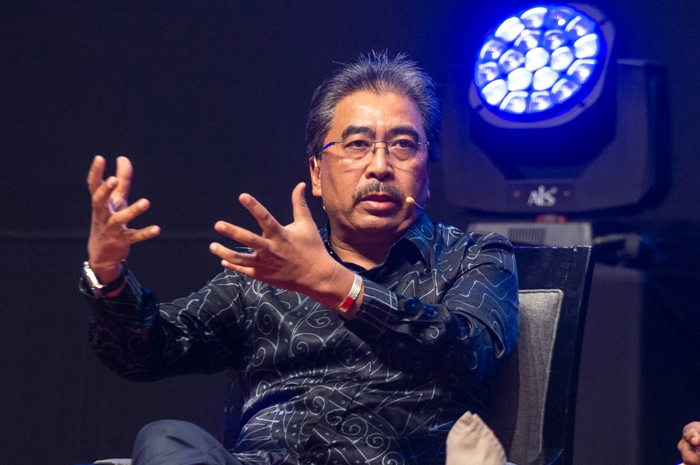 Plantation and Commodities Minister Datuk Seri Johari Abdul Ghani said declaring assets is not an issue for all Cabinet members of the unity government and can be easily done. — Picture by Shafwan Zaidon