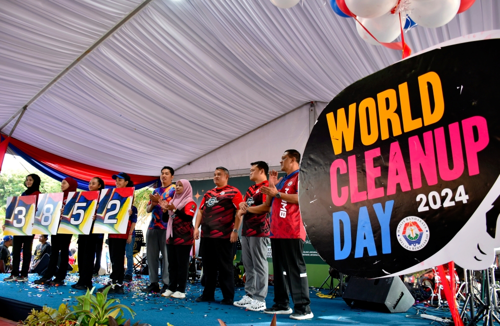 State Housing, Local Government, Drainage, Climate Change and Disaster Management Committee chairman Datuk Rais Yasin (3rd right) officiates the World Clean Up Day 2024 Programme at Dataran Klebang in Melaka September 28, 2024. — Bernama pic