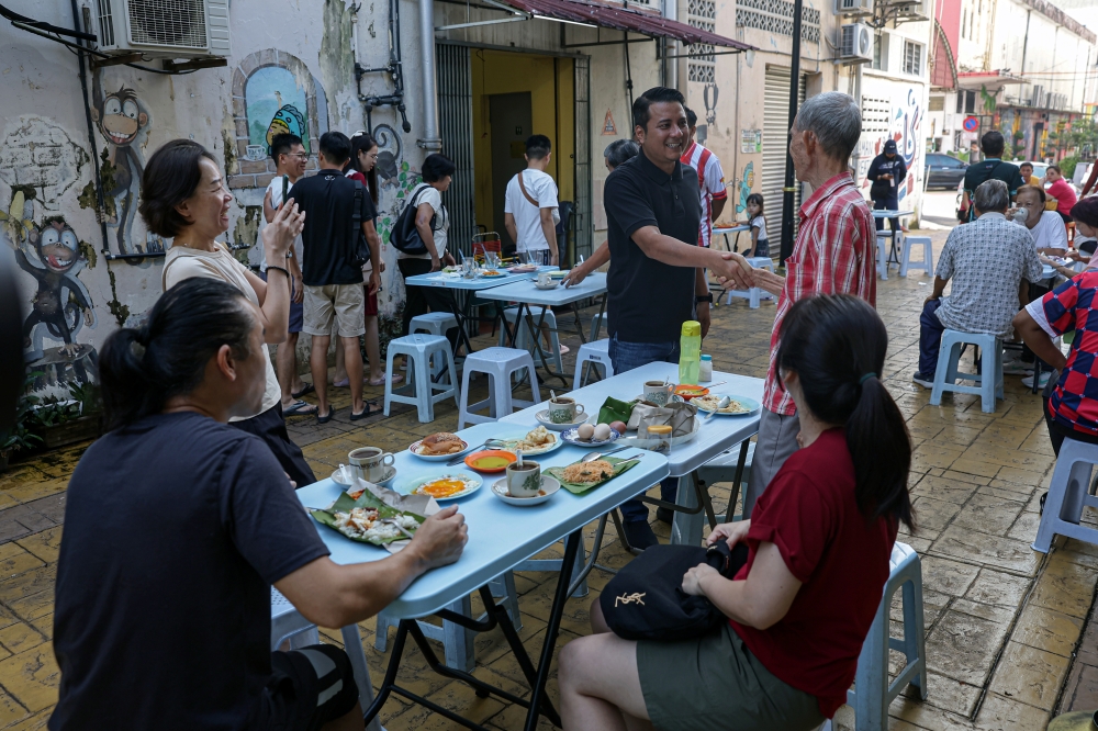 Newly-elected Mahkota rep Syed Hussien Syed Abdullah greets Kluang constituents at Laman Kreatif in Johor on September 29, 2024. — Bernama pic
