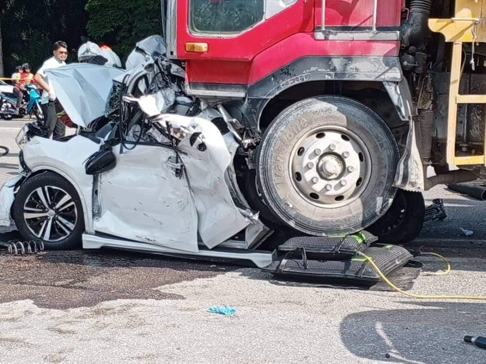 A 30-year-old tipper lorry driver tested positive for meth when he rammed into five cars that stopped at a red traffic light on Persiaran Golf in Nilai, Negeri Sembilan and killed one of the car drivers and injuring four other people on September 27, 2024. — Picture from social media