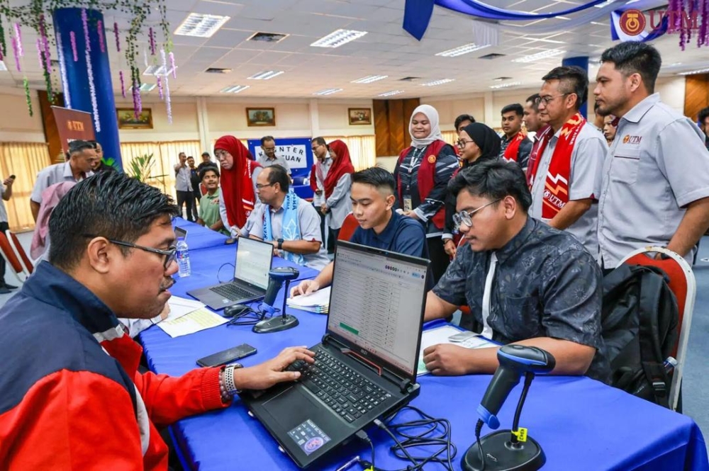 Students at who UTM Johor Baru yesterday registering for their intake. — Photo via Facebook UTM.