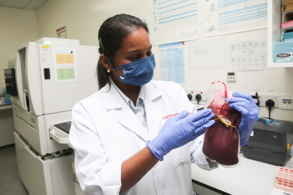 SJMC senior medical laboratory scientist Pathmavathy Supramani talks about the hospital blood bank unit’s critical support to the CABG procedure. — Picture by Choo Choy May