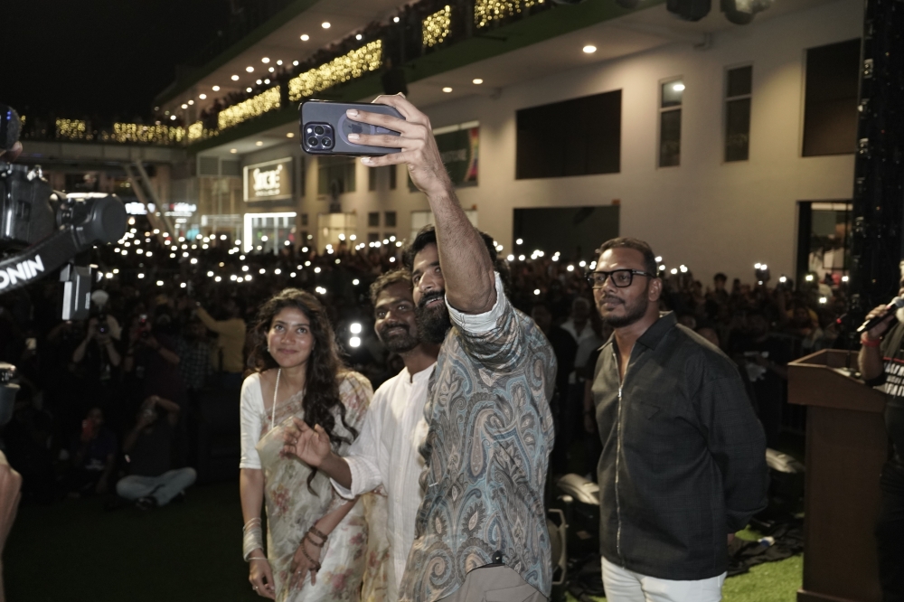 Sai Pallavi, director Rajkumar Periyasamy, Sivakarthikeyan and DMY Creation’s founderand chairman, Datuk Muhammad Yusoff taking a ‘group selfie’ with thrilled fans atAnggun City, Rawang during the Amaran movie promotion yesterday. — Picture by DMYCreation.