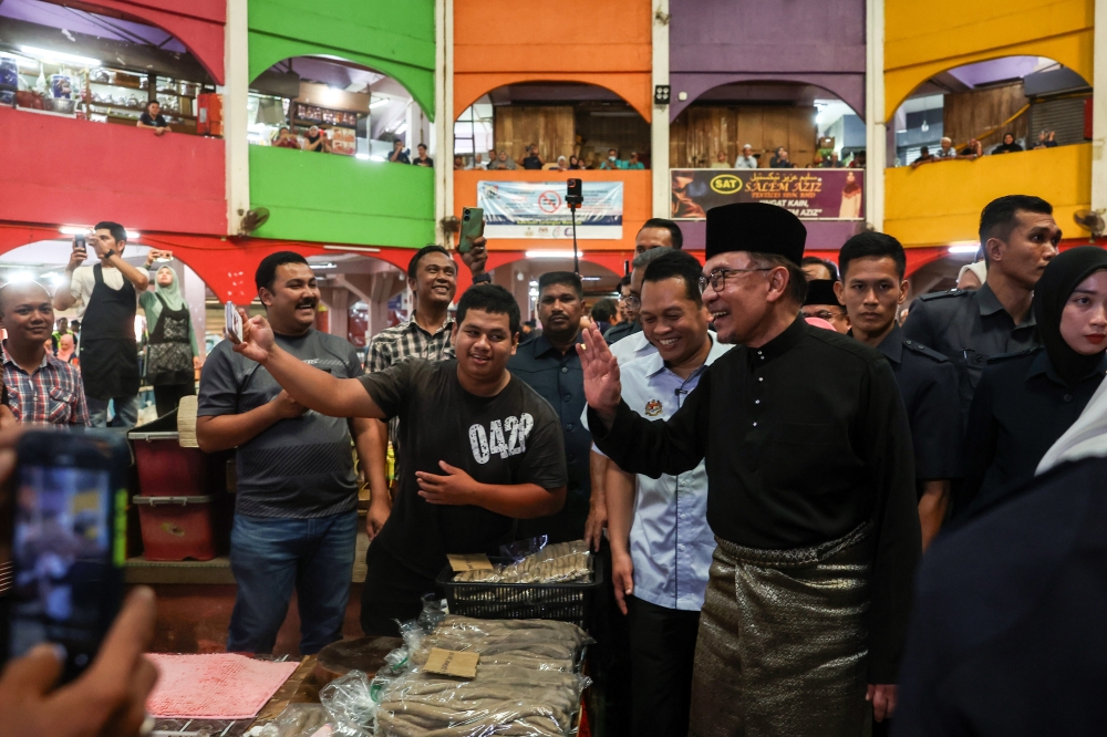 Anwar greets traders at the Siti Khadijah Market in Kota Baru during a visit to Kelantan on October 1, 2024. — Bernama pic
