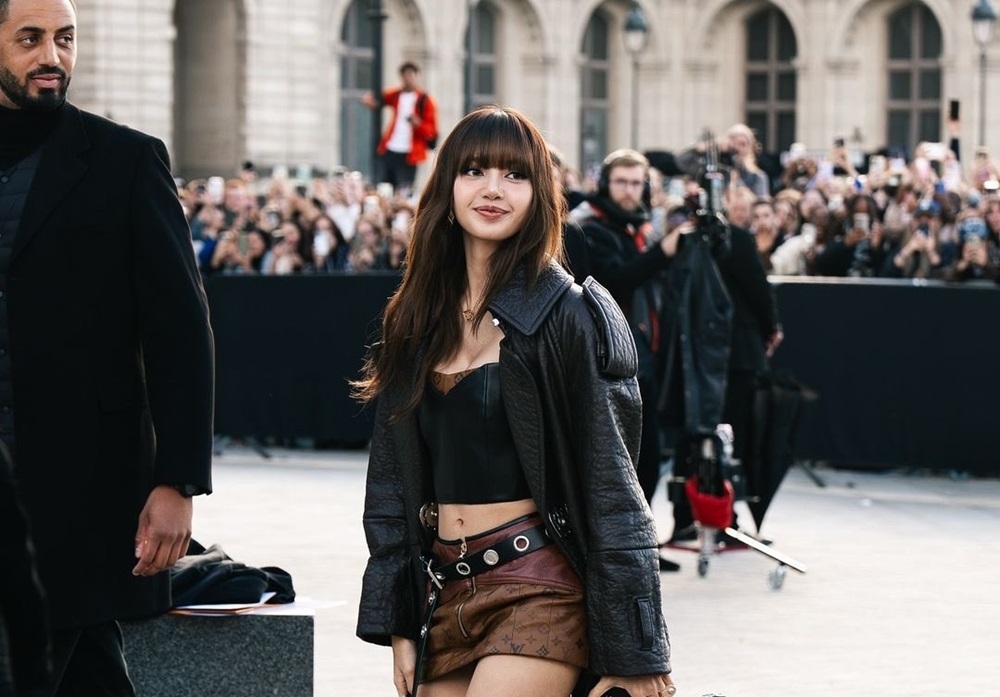 Blackpink’s Lisa captivated a cheering crowd during her appearance at the Louis Vuitton fashion show in Paris yesterday. — Picture via X/Lisanations
