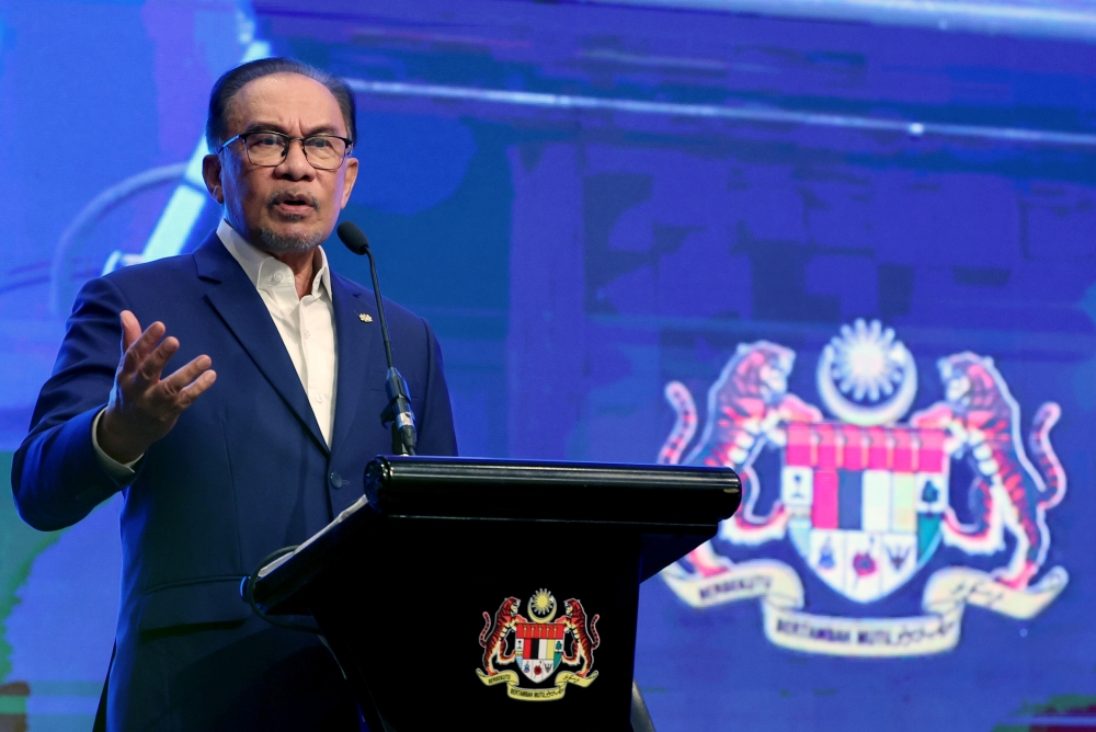 Prime Minister Datuk Seri Anwar Ibrahim welcomed Oracle’s announcement today that it will open its first public cloud centre in Malaysia with an investment amounting to US$6.5 billion. — Bernama pic 