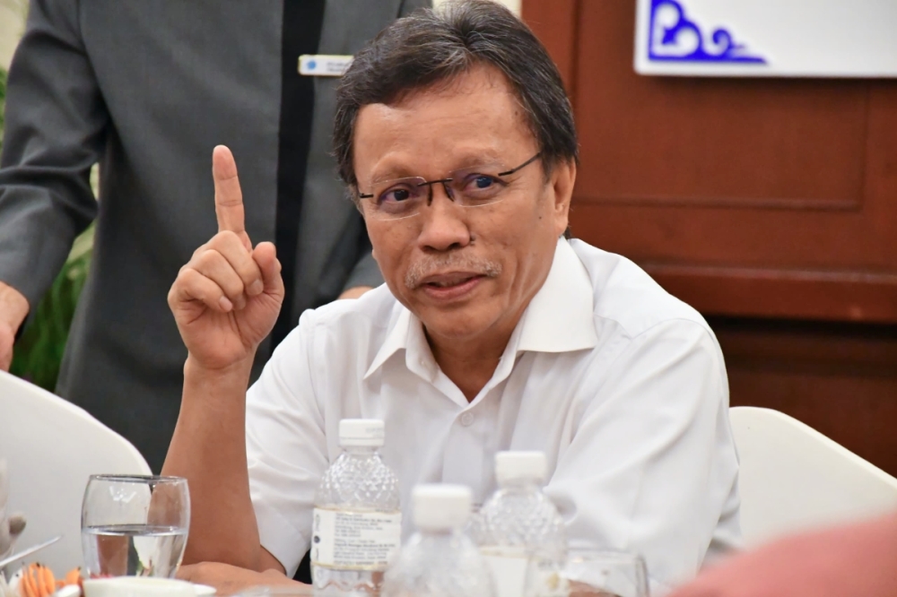 Sabah opposition leader Datuk Seri Shafie Apdal said that it was agreed upon in the Malaysia Agreement 1963 that both Sabah and Sarawak should hold one-third of the seats in Parliament to ensure adequate representation of voters from all regions. — Picture by Julia Chan
