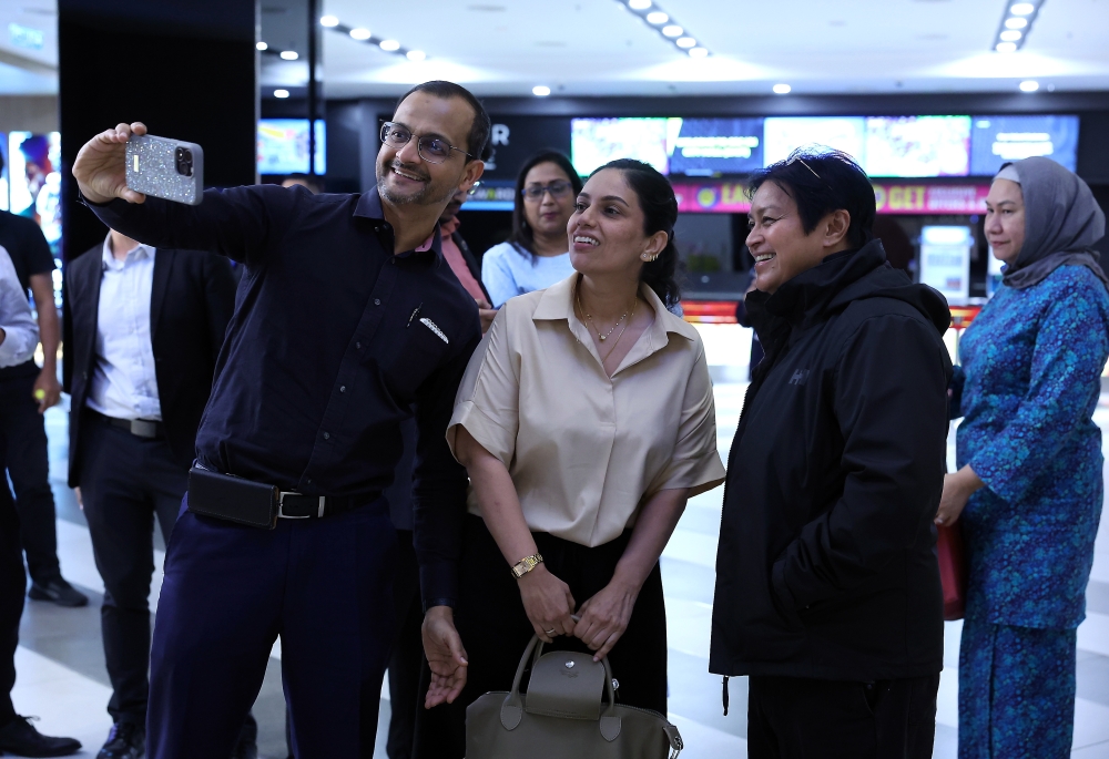 Azalina (second from right) poses with moviegoers during the screening of ‘Takluk: Lahad Datu’ at the GSC in IOI Mall, Puchong on October 2, 2024. — Bernama pic