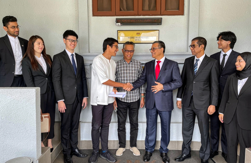 Muar MP Syed Saddiq Syed Abdul Rahman shakes hands with former adviser to Datuk Seri Najib Razak, Datuk Habibul Rahman Kadir Shah (4th from right) at the Sessions Court in Kuala Lumpur, October 3, 2024. — Bernama pic 