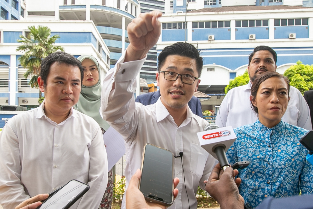 Ipoh Timor MP Howard Lee (centre) assured Canning Garden residents that the council will ensure the law takes its course on the illegal cafe on Jalan Papan. — Picture By Raymond Manuel