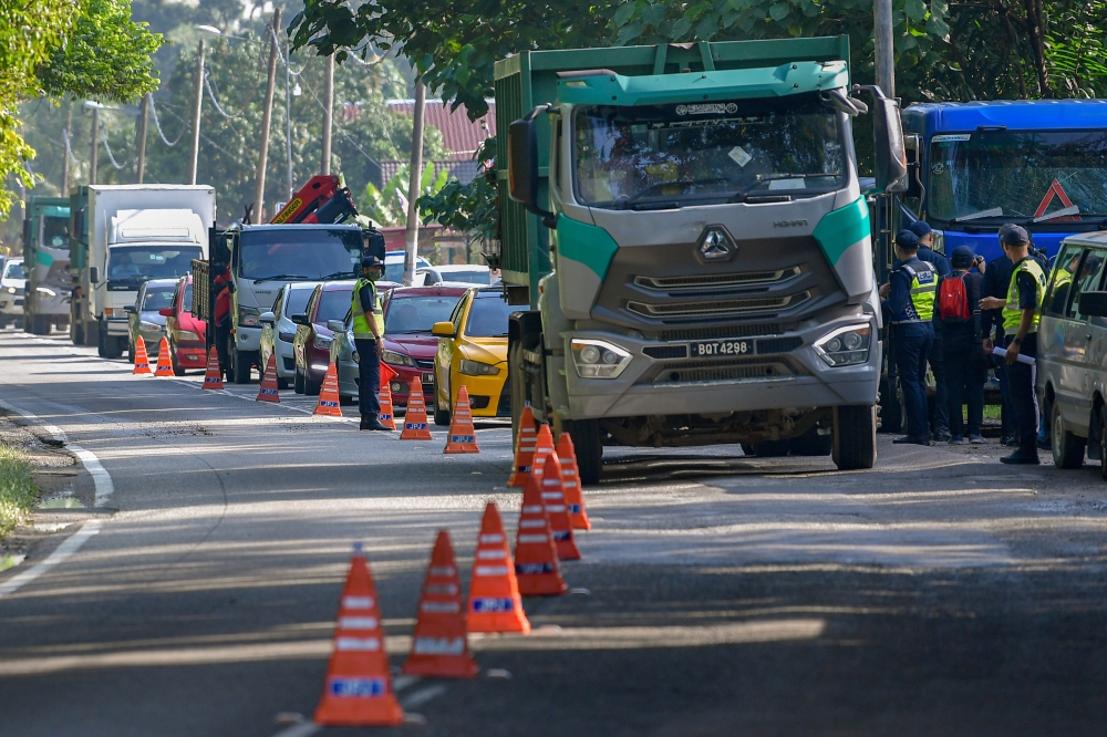 Selangor JPJ enforcers inspecting heavy vehicles at Batu 5, Jalan Bangi Lama on October 4, 2025. — Bernama pic