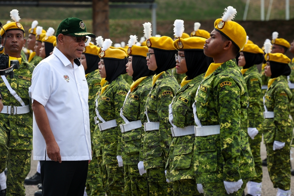 Home Minister Datuk Seri Saifuddin Nasution Ismail  (in white shirt, left) urged Malaysians not to blame Palestinians in general for the recent clash at Wisma Transit. — Bernama pic 