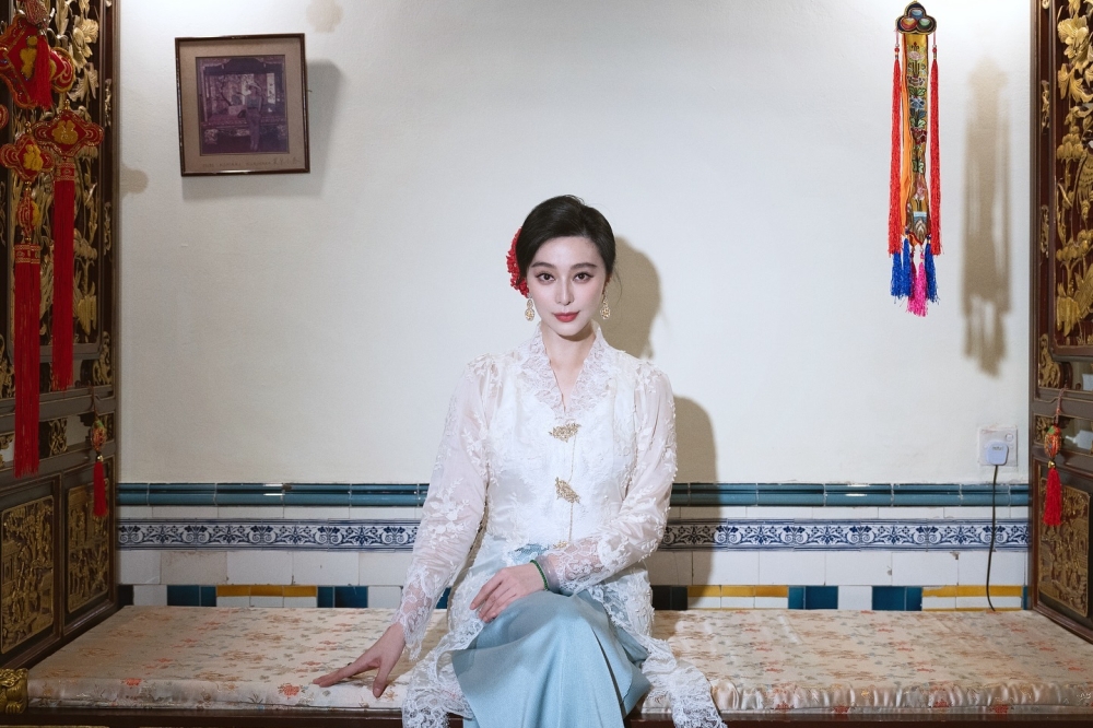 Chinese actress Fan Bingbing poses in a nyonya kebaya while sitting on a traditional Peranakan Chinese bed. — Picture from Instagram/bingbing_fan