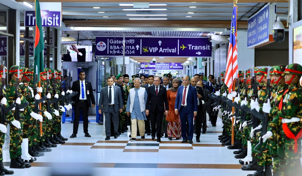 Malaysian prime minister Datuk Seri Anwar Ibrahim is the first foreign government leader to visit  Bangladesh on October 4, 2024 since the formation of an interim government led by Nobel laureate Dr Muhammad Yunus (in white vest). — Bernama pic
