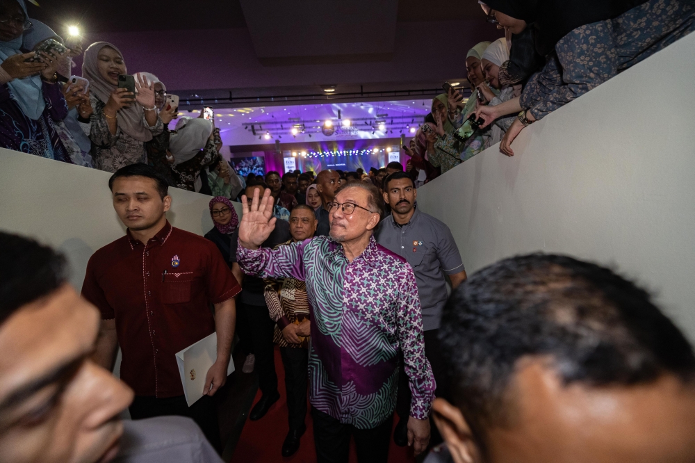 Prime Minister Datuk Seri Anwar Ibrahim said the government is resolute and will not tolerate individuals who siphon off billions of ringgit from the country’s revenue, whether it occurred in the past or recently.