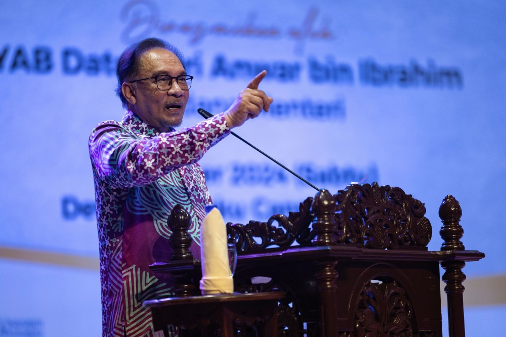 Prime Minister Datuk Seri Anwar Ibrahim said that although various agencies have been established in the country to assist and implement poverty eradication programmes, there are still leaks that prevent aid from reaching the target groups. — Bernama pic