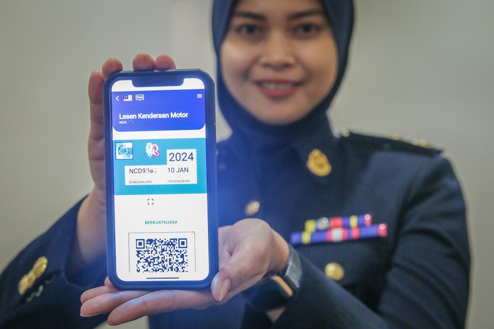 A Road Transport Department officer displays the MyJPJ application on her mobile phone in Putrajaya February 10, 2023. — Picture by Yusof Mat Isa