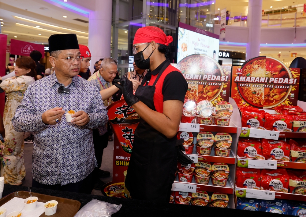 Minister in the Prime Minister’s Department (Religious Affairs) Datuk Mohd Na’im Mokhtar (left) visits the exhibition space after launching the ‘Makanan Halal: Selera Dunia’ programme at Aeon Mall in Shah Alam October 5, 2024. — Bernama pic