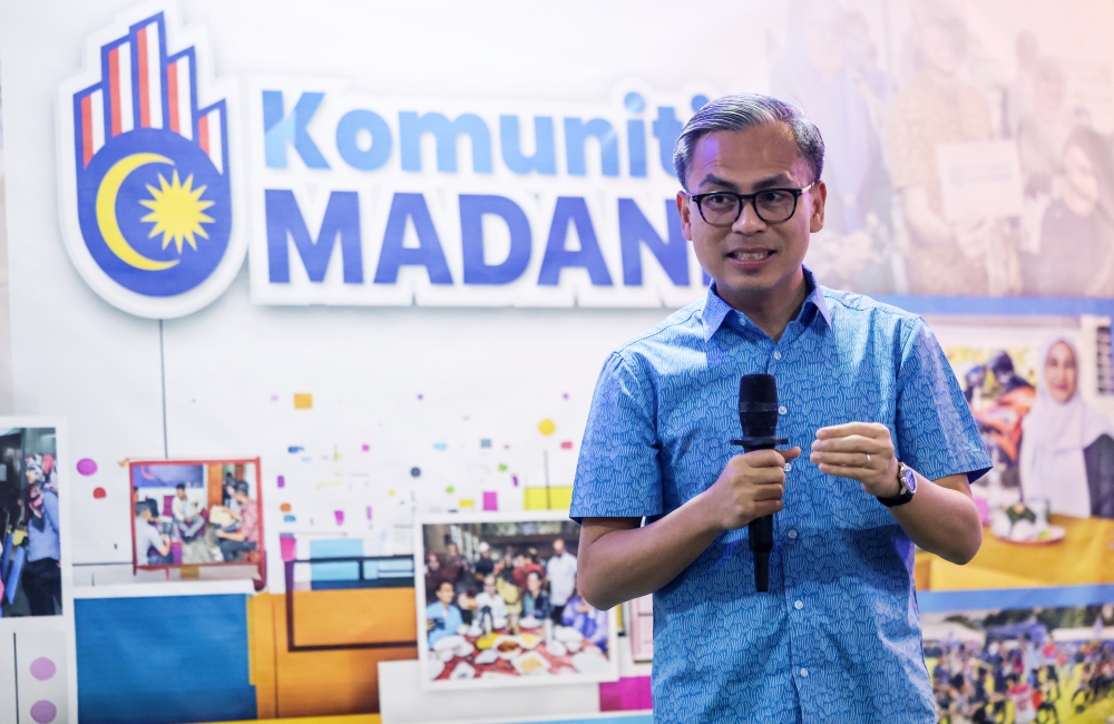 Minister of Communications Fahmi Fadzil speaks at the Sembang Santai Session with the Penang MADANI Community. Oct 5, 2024. — Bernama pic