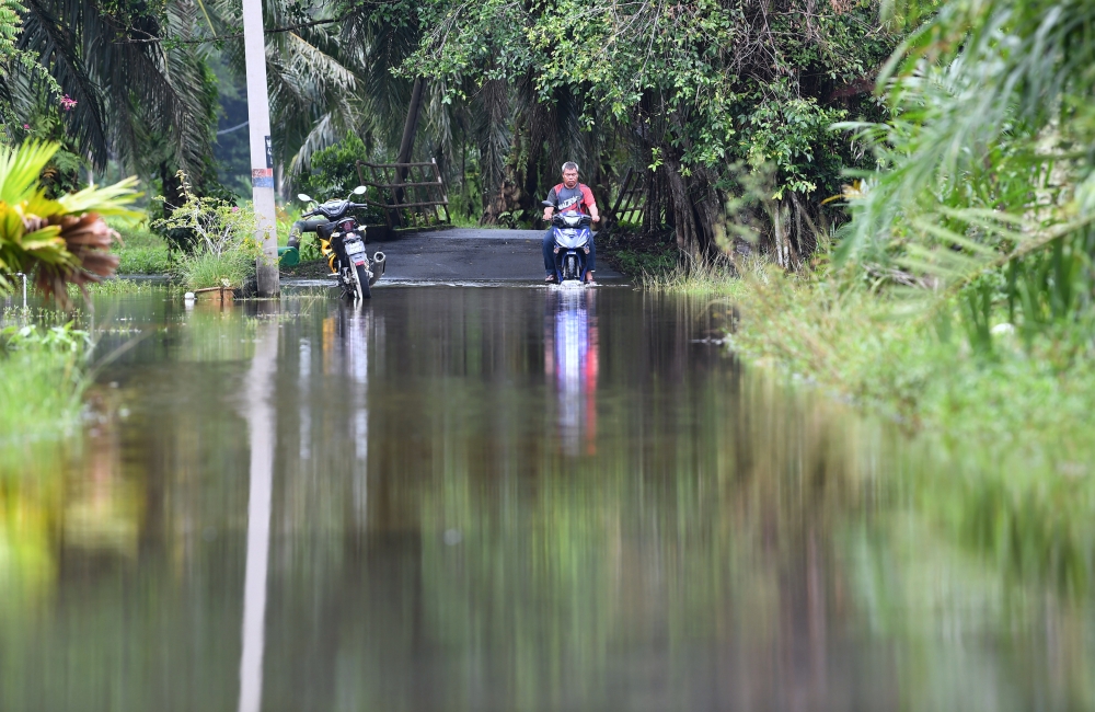 In Perak, 136 people are housed in four PPS in Taiping and Kerian tonight, compared to 121 people earlier. — Bernama pic