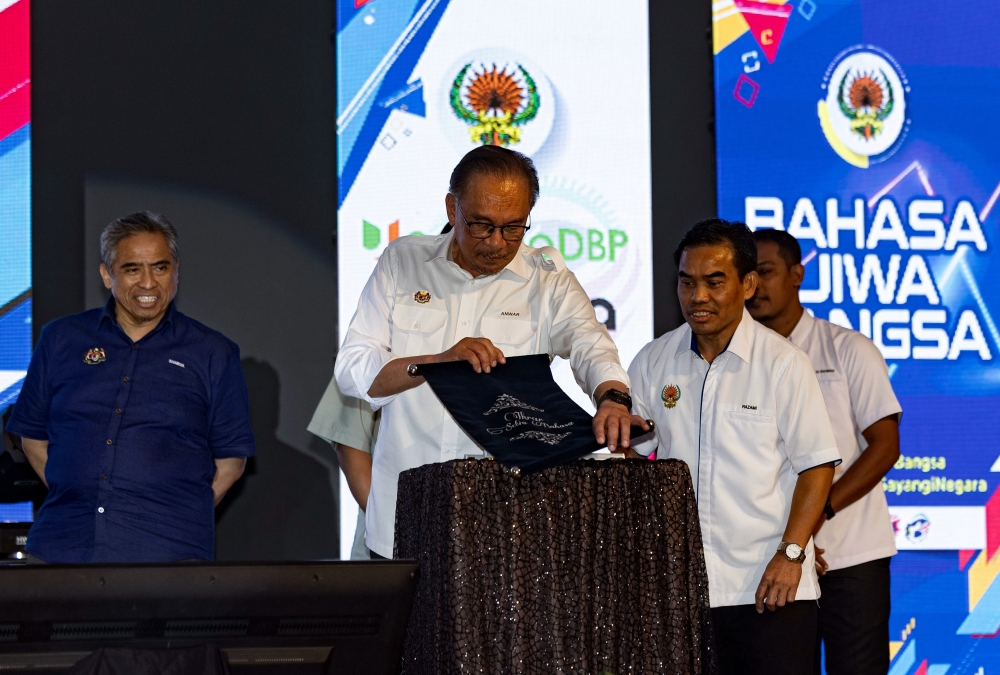 Prime Minister Datuk Seri Anwar Ibrahim (second left) launches the National Language Month 2024 at the Ipoh Convention Centre. Oct 6, 2024. — Bernama pic